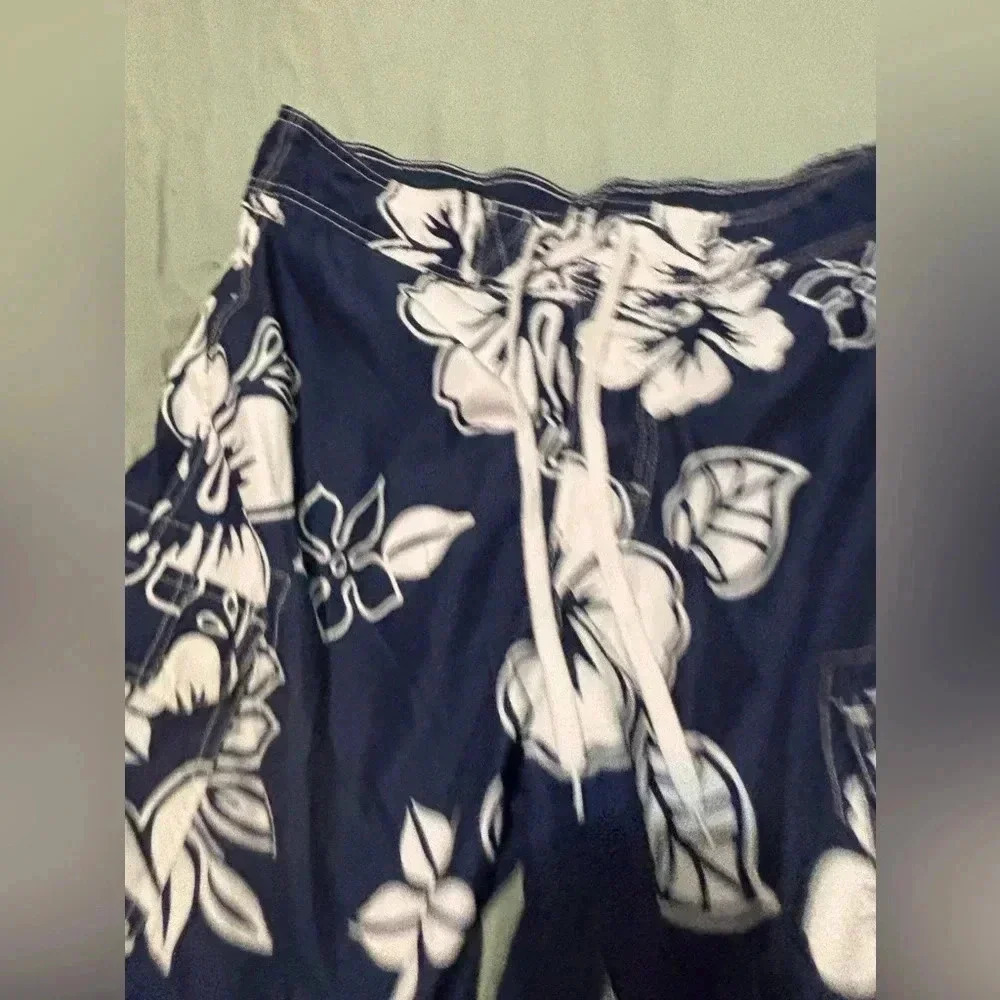 Merona swim trunks (M). Floral blue/Navy sides - Picture 3 of 14